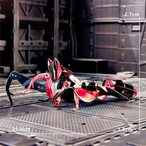 Het Orchidee Bidsprinkhaan Metalen Bouwpakket van SlimSpul nederland b.v. toont een kleurrijk, jointed insectenmodel in rood en zwart op een futuristisch platform, met afmetingen duidelijk weergegeven als uniek DIY project.