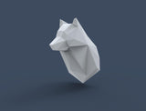 Een 3D-gerenderde, geometrische wolvenkop en bovenlijf geïnspireerd op het Wolf Kop 3D Papier Model - DIY Bouwpakket voor Beginners van SlimSpul nederland b.v., met hoekige witte vlakken op een donkerblauwe achtergrond.