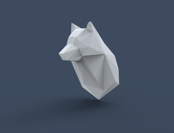 Een 3D-gerenderde, geometrische wolvenkop en bovenlijf geïnspireerd op het Wolf Kop 3D Papier Model - DIY Bouwpakket voor Beginners van SlimSpul nederland b.v., met hoekige witte vlakken op een donkerblauwe achtergrond.