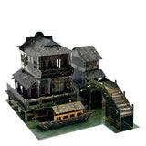 Het Wuzhen Waterdorp Metalen Bouwpakket van SlimSpul nederland b.v. is een miniatuur van Chinese architectuur met een twee verdiepingen tellend gebouw, boogbrug, boot en bijgebouw op een groene basis.