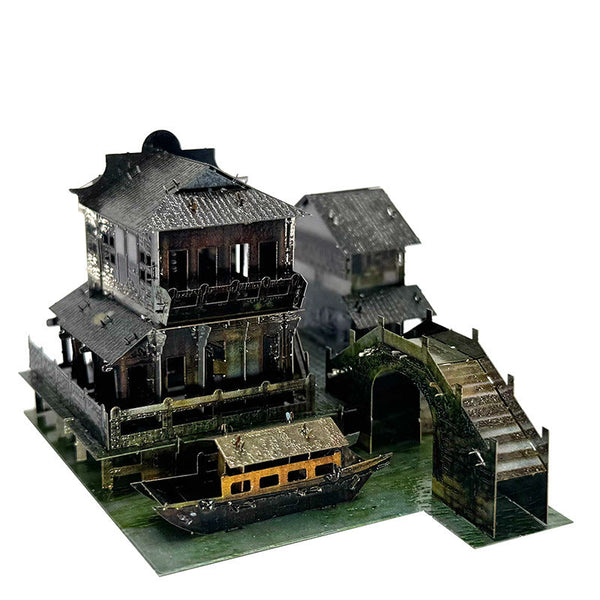 Het Wuzhen Waterdorp Metalen Bouwpakket van SlimSpul nederland b.v. is een miniatuur van Chinese architectuur met een twee verdiepingen tellend gebouw, boogbrug, boot en bijgebouw op een groene basis.