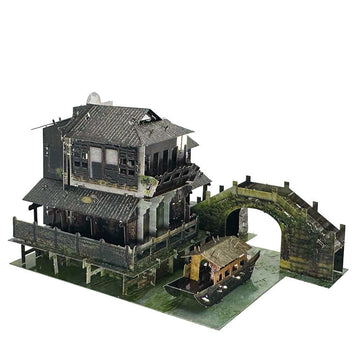 Compleet Wuzhen Waterdorp metalen bouwmodel met grachtenhuis, hoge boogbrug, boot en groen water in driekwartaanzicht