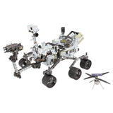 De Mars Rover & Helicopter Metalen Bouwpakket - Ruimtevaart Exploratie Set van SlimSpul nederland b.v. bevat een rover met zes wielen, robotarm, sensoren en helikopterdrone-ideaal als ruimtevaart displaymodel tegen een witte achtergrond.