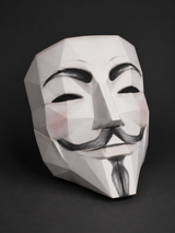 Opgebouwd Anonymous Guy Fawkes papiermasker tegen donkere achtergrond