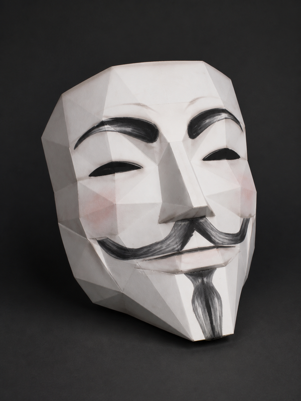 Opgebouwd Anonymous Guy Fawkes papiermasker tegen donkere achtergrond