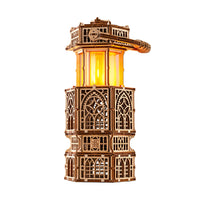 The WoodTrick Antique Lantern - een houten bouwpakket voor volwassenen van WoodTrick met sierlijke, kathedraalachtige details en een gele LED-lantaarn, afgebeeld op een witte achtergrond.