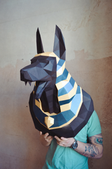 Grote Anubis papierbuste vastgehouden om het formaat te tonen