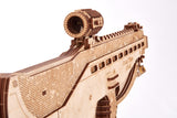 Een close-up van het WoodTrick Assault Gun USG-2 - Machinepistool Bouwpakket van WoodTrick, met gedetailleerde gegraveerde patronen op het vizier en de loop, tegen een effen witte achtergrond.