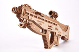 Het WoodTrick Aanvalsgeweer USG-2 - Machinepistool Bouwpakket heeft ingewikkelde gravures en in elkaar grijpende houten stukken, met het model aangeduid met WoodTrick. Tegen een effen witte achtergrond. Ideaal als bouwpakket voor volwassenen.