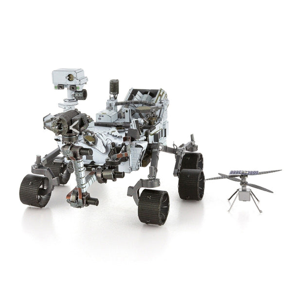 De SlimSpul nederland b.v. Mars Rover & Helicopter Metalen Bouwpakket - Ruimtevaart Exploratie Set bestaat uit een gedetailleerde rover met grote wielen, een cameramast en een helikopterdrone met zonnepanelen, die een indrukwekkende weergave vormen op een witte achtergrond.