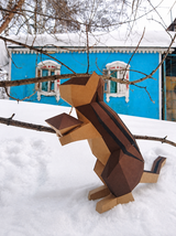 Gebouwd bruin chipmunk papiermodel met eikel rechtop in een besneeuwde tuin