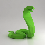 Felgroene cobra als geometrisch 3D papiermodel met opgerichte kap, open bek en witte tanden