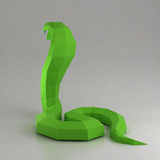 Achter- en zijaanzicht van groene cobra papercraft met volledige opgerolde staart