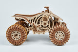 De WoodTrick Cross Quad Bike - Quad bouwpakket voor volwassenen van WoodTrick is een gedetailleerd houten model ATV met grote, gesegmenteerde wielen, werkende en fijne uitsnijdingen, getoond tegen een witte achtergrond.