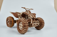 De WoodTrick Cross Quad Bike - Quad bouwpakket voor volwassenen van WoodTrick heeft grote, tandwielachtige wielen, gedetailleerde uitsnedes en werkende vering-ideaal als technisch bouwpakket voor liefhebbers.