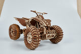 De WoodTrick Cross Quad Bike - Quad bouwpakket voor volwassenen van WoodTrick heeft grote, tandwielachtige wielen, gedetailleerde uitsnedes en werkende vering-ideaal als technisch bouwpakket voor liefhebbers.