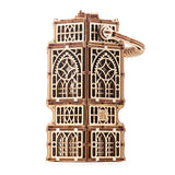 De WoodTrick Antieke Lantaarn is een houten bouwpakket voor volwassenen: een gedetailleerd mechanisch model met ingewikkelde vensters, slinger en LED verlichting om de elegante kenmerken te benadrukken. Door WoodTrick.