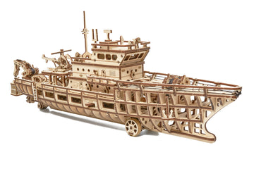 WoodTrick Ocean Explorer onderzoeksschip schuin van voren met brug, werkdekken, kraan en verborgen rijwiel