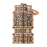 De WoodTrick Antieke Lantaarn is een houten bouwpakket voor volwassenen: een gedetailleerd mechanisch model met ingewikkelde vensters, slinger en LED verlichting om de elegante kenmerken te benadrukken. Door WoodTrick.