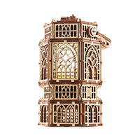The WoodTrick Antique Lantern - een houten bouwpakket voor volwassenen van WoodTrick, met gotische bogen en sierlijk roosterwerk, prachtig vastgelegd tegen een witte achtergrond.