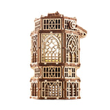 The WoodTrick Antique Lantern - een houten bouwpakket voor volwassenen van WoodTrick, met gotische bogen en sierlijk roosterwerk, prachtig vastgelegd tegen een witte achtergrond.
