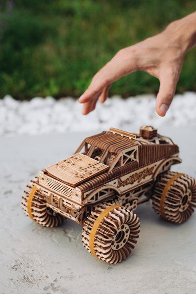 WoodTrick Monster Truck – Auto Bouwpakket met Veermotor