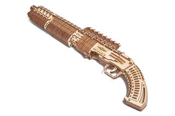 Complete WoodTrick Shotgun SG-12 met houten magazijn en projectielen op witte achtergrond