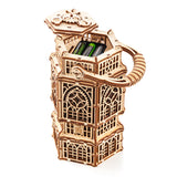 De WoodTrick Antique Lantern, een houten bouwpakket voor volwassenen van WoodTrick, is een ingewikkeld gesneden houten kistje in de vorm van een lantaarn met een handvat en open deksel, waarin verschillende AA-batterijen zijn opgeborgen.