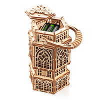 De WoodTrick Antique Lantern, een houten bouwpakket voor volwassenen van WoodTrick, is een ingewikkeld gesneden houten kistje in de vorm van een lantaarn met een handvat en open deksel, waarin verschillende AA-batterijen zijn opgeborgen.