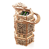 De WoodTrick Antique Lantern, een houten bouwpakket voor volwassenen van WoodTrick, is een ingewikkeld gesneden houten kistje in de vorm van een lantaarn met een handvat en open deksel, waarin verschillende AA-batterijen zijn opgeborgen.