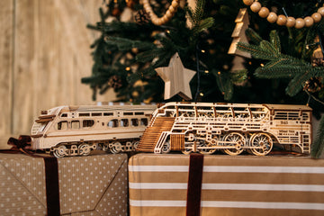 Complete WoodTrick Atlantic Express met houten locomotief en passagiersrijtuig in warme huiskamersfeer