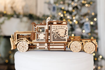 Complete WoodTrick Big Rig mechanische houten truck van opzij in warme huiskamersfeer