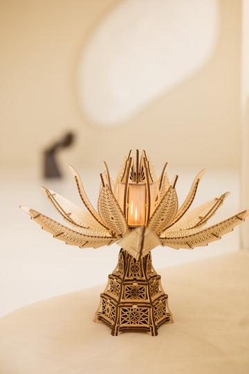Geopende WoodTrick Fiery Bloom houten bloemlamp met warmgeel licht in een lichte woonomgeving