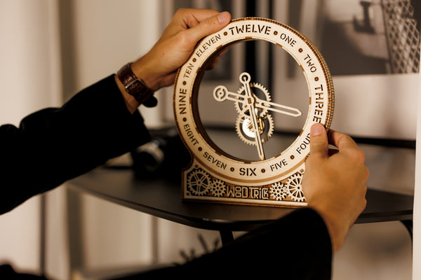 WoodTrick Kinetic Clock: Modern – Houten Klok Bouwpakket