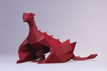 Grote donkerrode fantasy draak als geometrisch 3D papiermodel van opzij