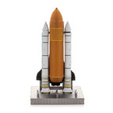 The Space Shuttle Metalen Bouwpakket - Iconisch Ruimtevaartuig Model van SlimSpul nederland b.v. bevat een NASA shuttle met oranje brandstoftank en twee witte boosters, ideaal voor fans van metalen bouwpakketten.