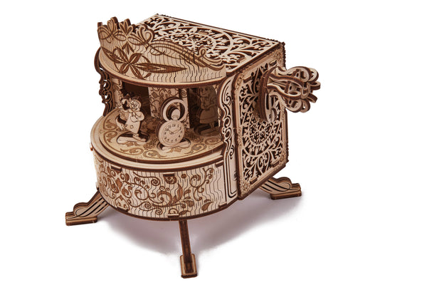 Het WoodTrick Fairy Theater - Houten Theater Bouwpakket van WoodTrick heeft fraaie uitgesneden details, kleine dierenfiguren op een podium, een klok, sierlijke bloemenpatronen en decoratieve tandwielen-ideaal modelbouwproject voor volwassenen.