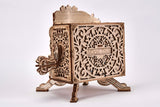 Het WoodTrick Fairy Theater - Houten Theater Bouwpakket is een decoratieve, lasergesneden houten kist met sierlijke patronen, staand op vier gebogen poten, voorzien van een slinger en de woorden WoodTrick - perfect als mechanische modelbouw of houten puzzel voor volwassenen.