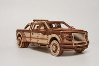 Het WoodTrick Full-size Pickup Truck - Amerikaans Autopakket van WoodTrick is een gedetailleerd houten modelauto bouwpakket met vier deuren, gedetailleerde wielen en dakrek-perfect als bouwpakket voor volwassenen.