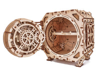 De WoodTrick Geared Safe - Houten Kluis Bouwpakket met Cijferslot is een houten mechanische kluis met tandwielen, een gedetailleerd lasergesneden ontwerp en een open ronde deur die het 3-cijferige combinatieslot en de binnenste mechanismen onthult.