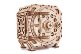 De WoodTrick Geared Safe - Houten Kluis Bouwpakket met Cijferslot is een houten mechanische puzzeldoos in safe-ontwerp met lasergesneden patronen, tandwielen en 3-cijferig slot-een uniek bouwpakket voor volwassenen van WoodTrick.