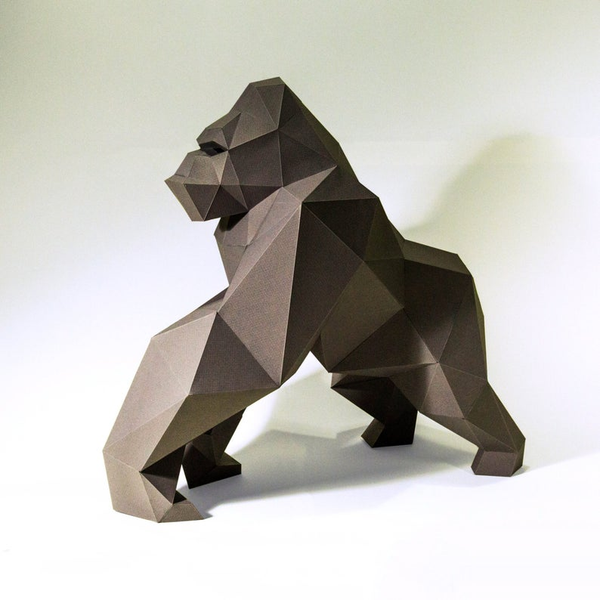 Donkerbruin low-poly gorilla papiermodel van voren, met brede borst en lange armen