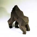Achteraanzicht van het donkerbruine gorilla papiermodel met rug, schouders en achterpoten