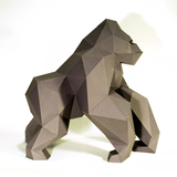 Zijaanzicht van het gevouwen gorilla papiermodel met zichtbare low-poly vlakken
