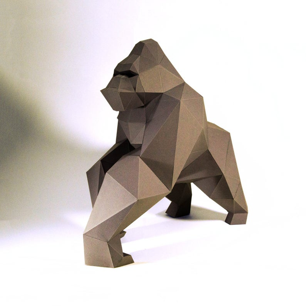 Donkerbruin 3D-papiermodel van een gorilla in krachtige houding, schuin van voren gezien