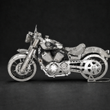 Zilverkleurige Harley Davidson-stijl chopper als compleet metalen bouwmodel in zijaanzicht