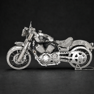 Zilverkleurige Harley Davidson-stijl chopper als compleet metalen bouwmodel in zijaanzicht