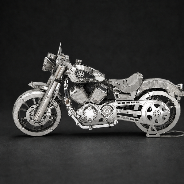 Zilverkleurige Harley Davidson-stijl chopper als compleet metalen bouwmodel in zijaanzicht