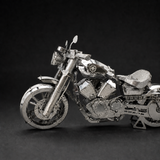 Schuin vooraanzicht van het metalen motormodel met voorvork, koplamp, tank en V-motorblok