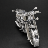 Vooraanzicht van het zilveren choppermodel met koplamp, spiegels, voorvork en voorwiel
